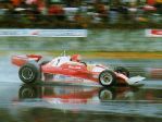 Niki Lauda durante il primo giro del Gran Premio del Giappone al Fuji nel 1976, poco prima del rirtiro.