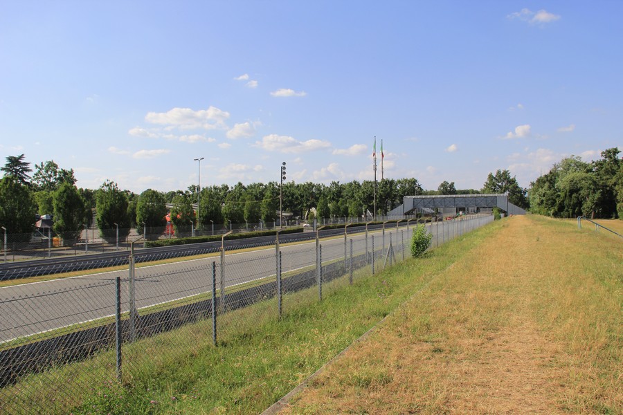 autodromo di monza gradinate e prato