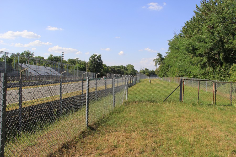 autodromo di monza gradinate e prato