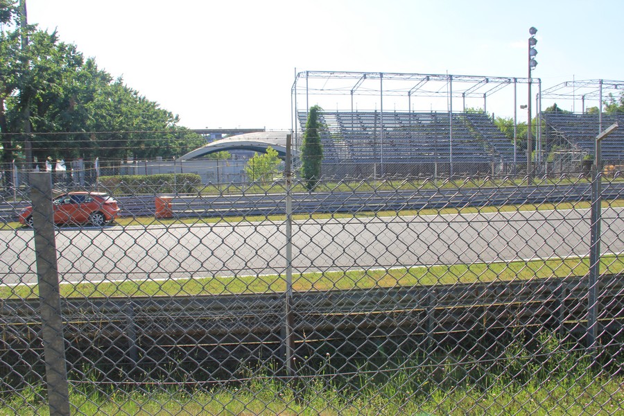 autodromo di monza gradinate e prato