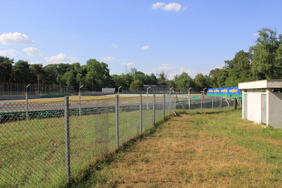 autodromo di monza gradinate e prato