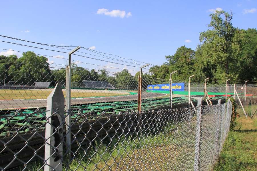 autodromo di monza gradinate e prato