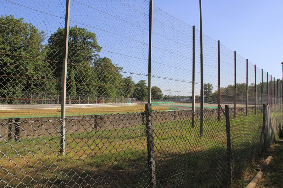 autodromo di monza gradinate e prato