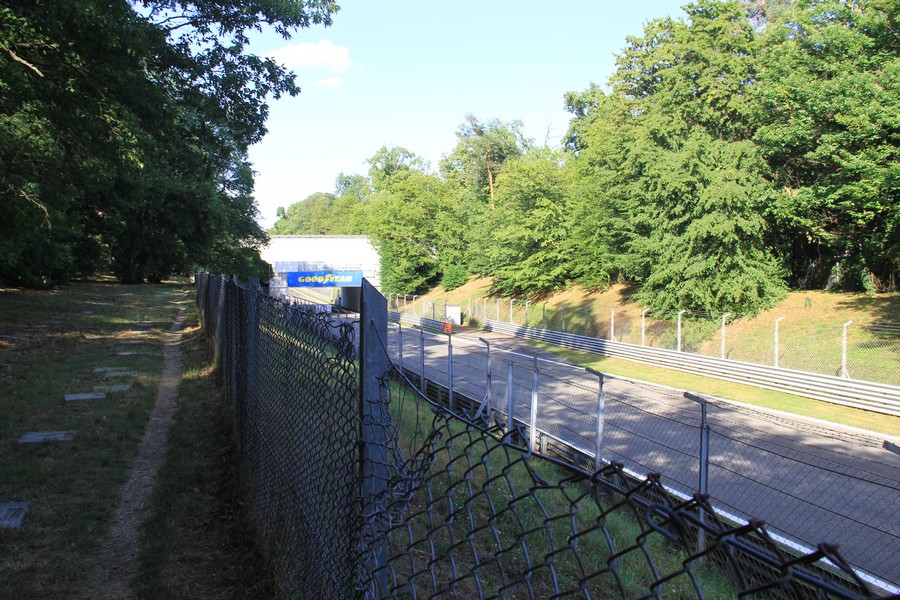 autodromo di monza gradinate e prato