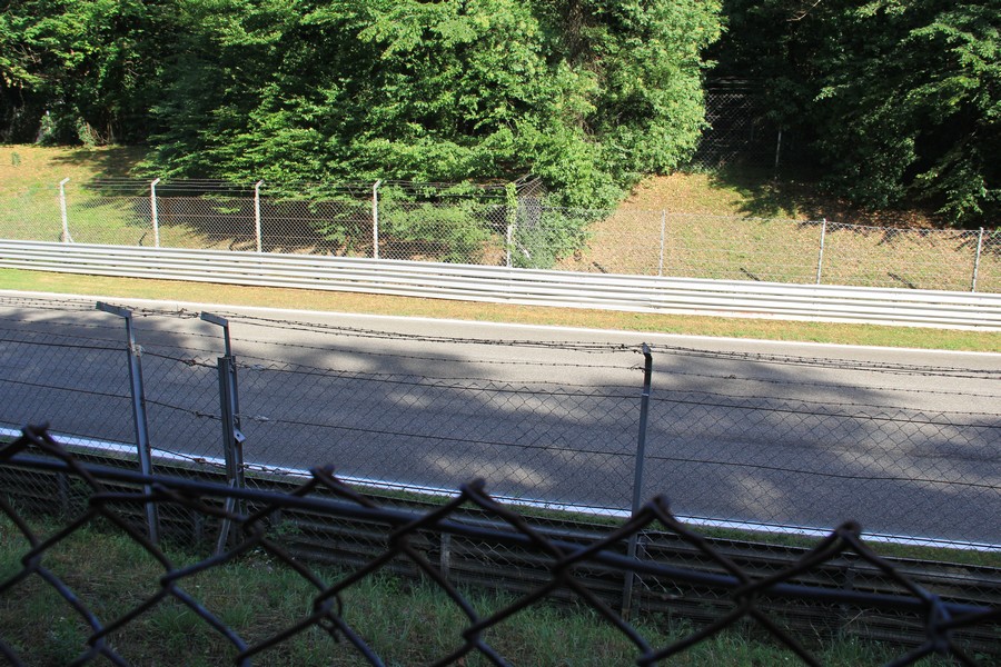 autodromo di monza gradinate e prato