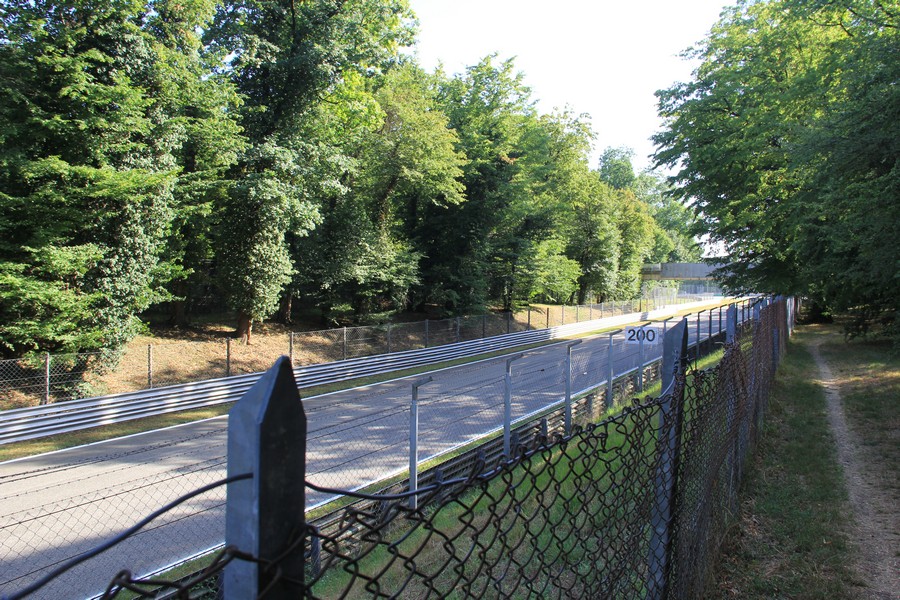 autodromo di monza gradinate e prato