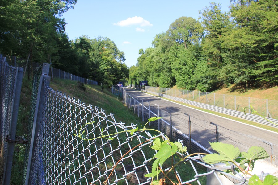 autodromo di monza gradinate e prato