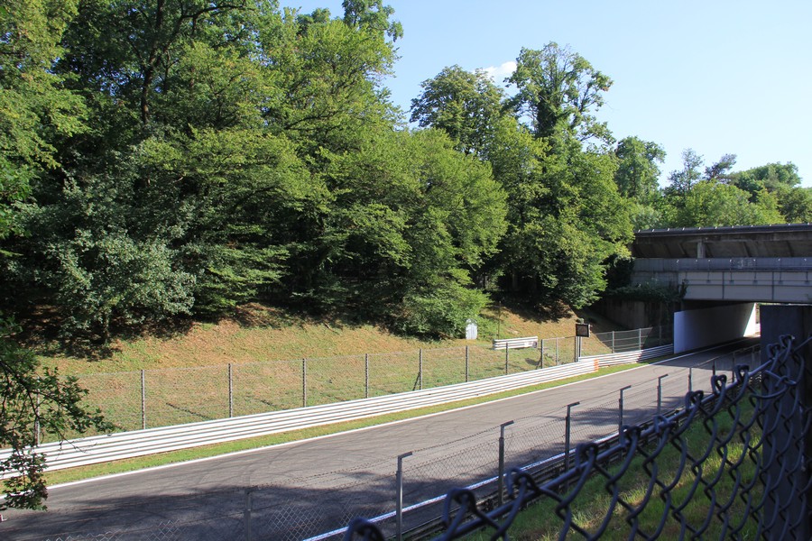 autodromo di monza gradinate e prato