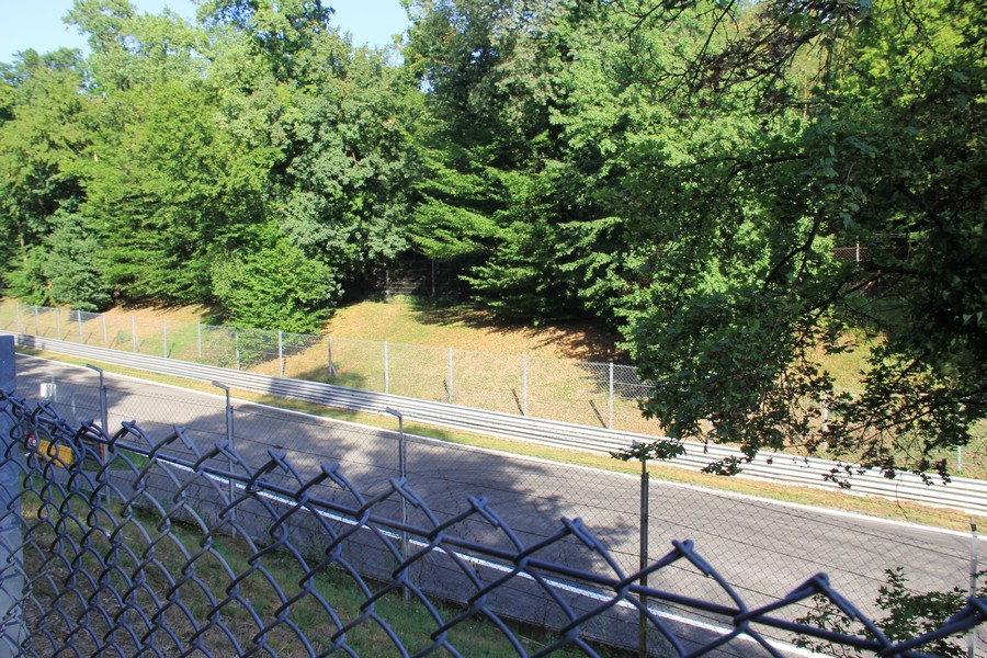 autodromo di monza gradinate e prato