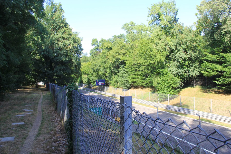 autodromo di monza gradinate e prato