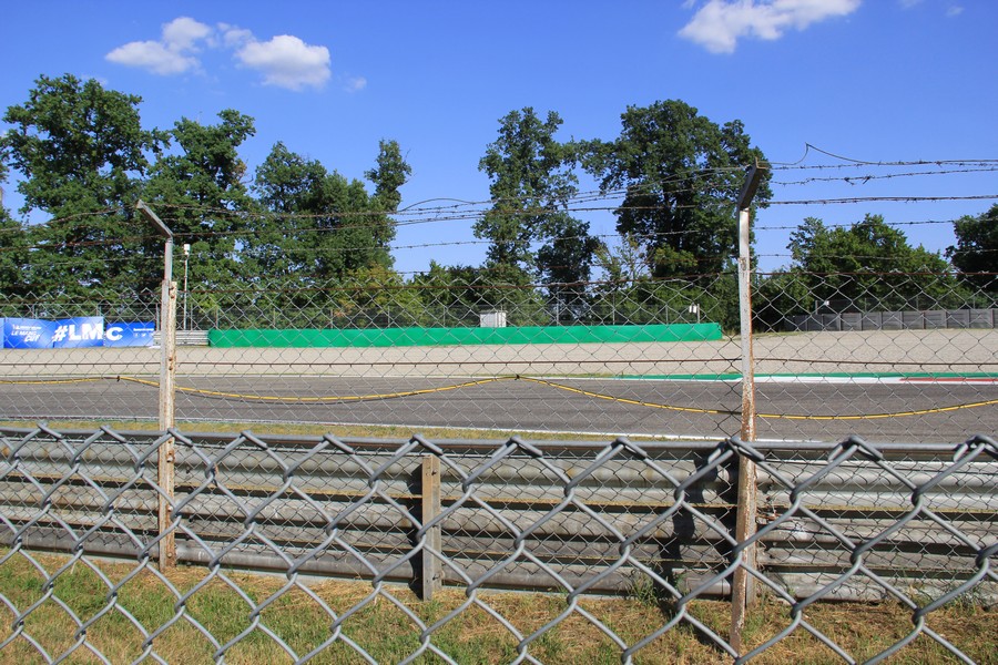 autodromo di monza gradinate e prato