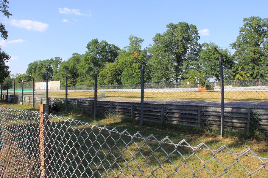 autodromo di monza gradinate e prato