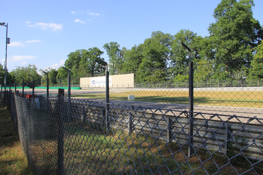 autodromo di monza gradinate e prato