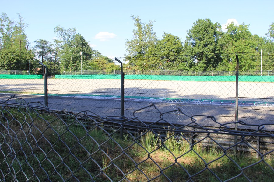 autodromo di monza gradinate e prato