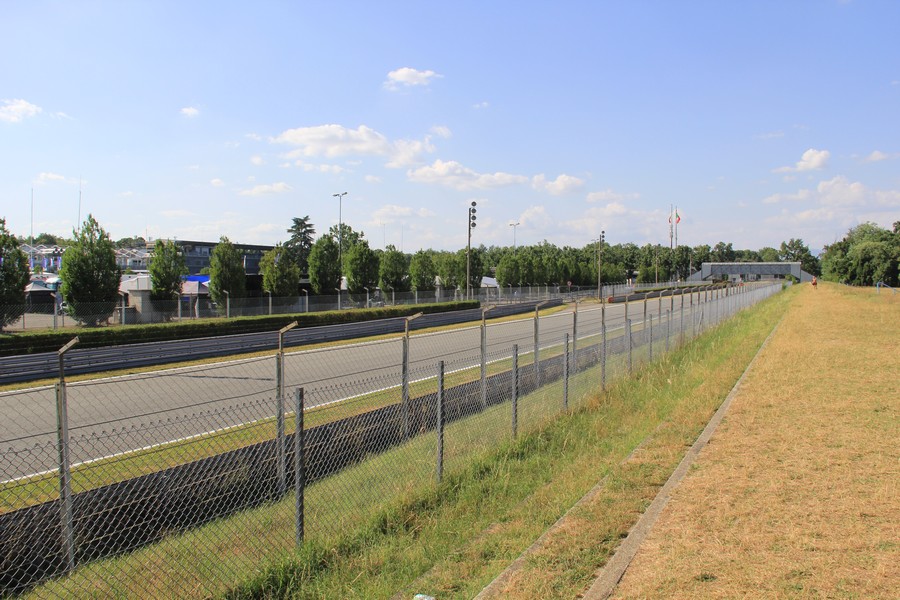 autodromo di monza gradinate e prato