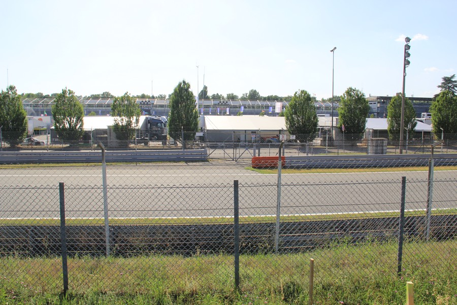 autodromo di monza gradinate e prato