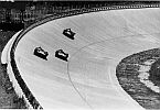 Autodromo di Monza, la curva sopraelevata nord durante la 500 miglia di Monza del 1957.